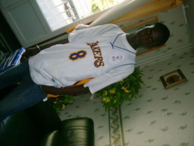 bah lui c mon cousin mansour.. li dechire ce mec.c dar la france